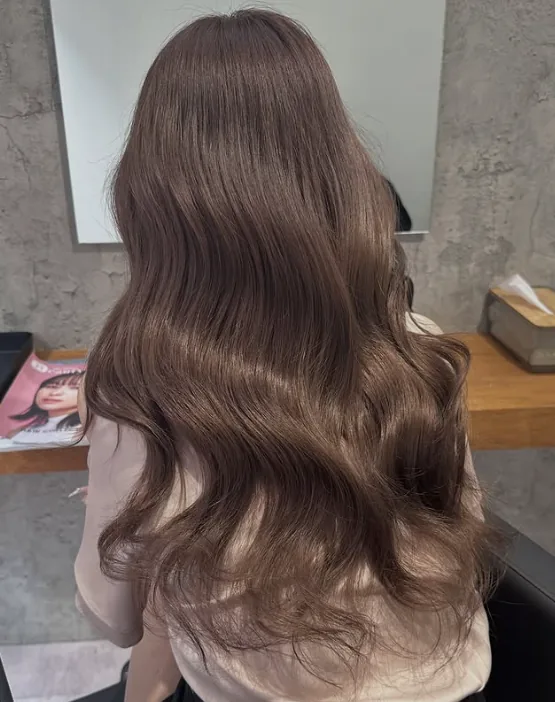 毛先まで艶のあるロングヘア